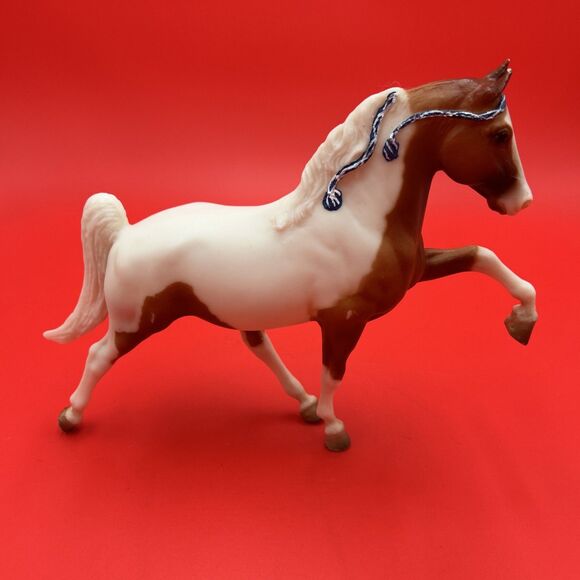 Breyer Molding #913 High Flyer Tennessee Walker Horse w/ White & Blue Ribbon - Picture 1 of 8